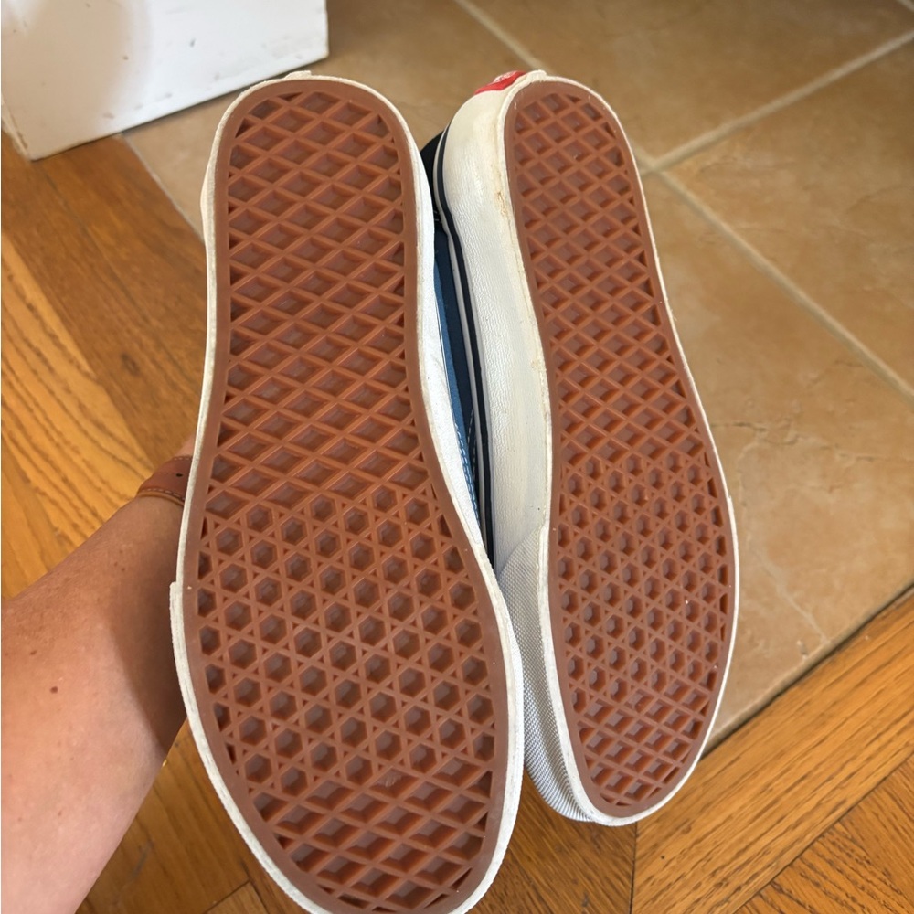 VANS like new,  women’s or Men's Black and Navy Sneakers - Picture 4 of 7